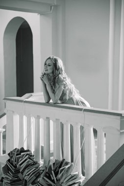 Peri kızı Prenses kütüphanede ders çalışıyor