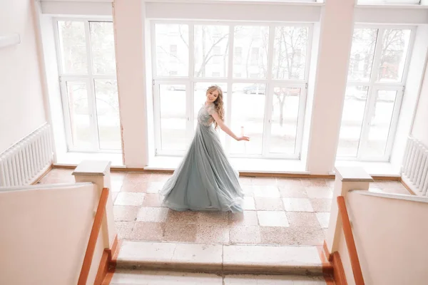 Linda Chica Princesa Pétalo Estudiar Biblioteca Las Escaleras — Foto de Stock