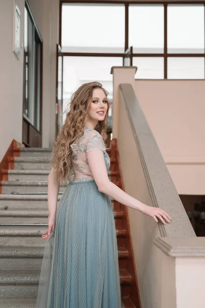 Симпатична Дівчина Принцеса Петлі Навчається Бібліотеці Сходах — стокове фото