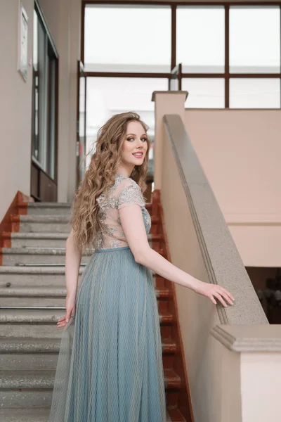 Menina Bonito Princesa Pétala Estudando Biblioteca Nas Escadas — Fotografia de Stock