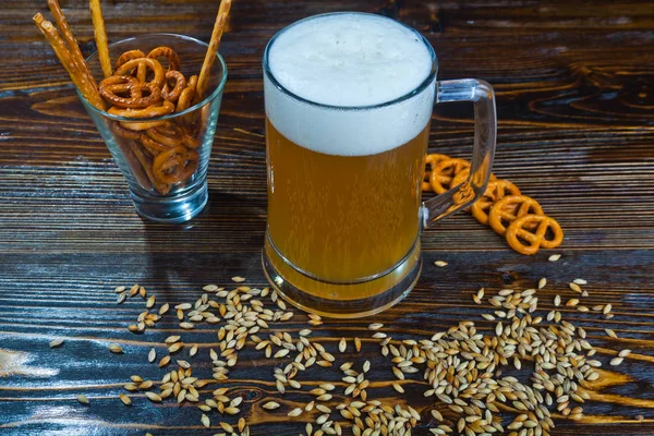Bir cam kabında Lager bira