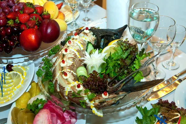 Празднично украшенное блюдо из осетра с овощами и фруктами — стоковое фото
