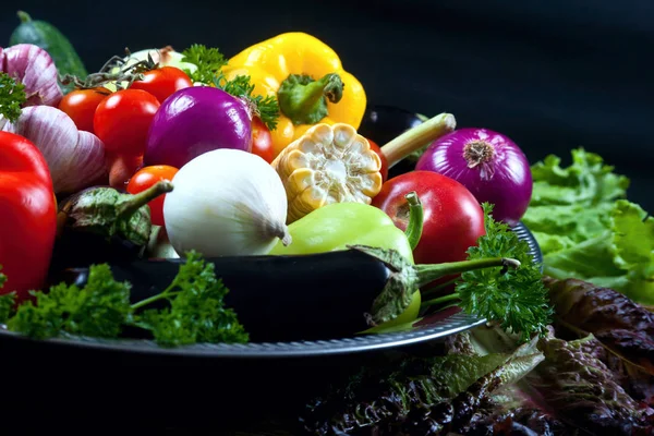 Verduras frescas sobre un fondo negro — Foto de Stock