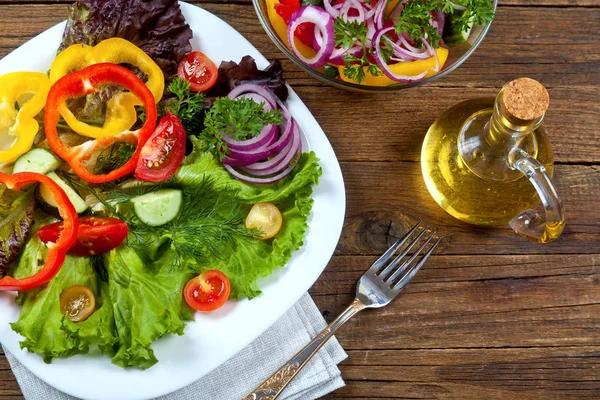 木製の背景に野菜サラダ — ストック写真