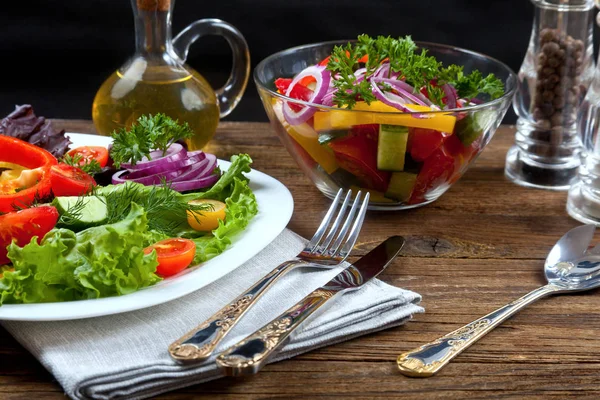 Ahşap arka planda svzhih salata sebzeler