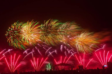 Gece gökyüzünde parlak havai fişekler