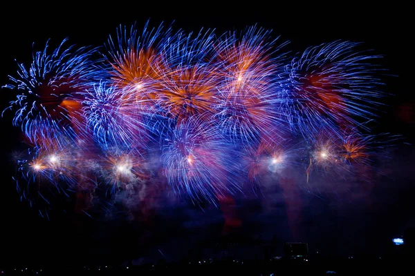 Fireworks gece gökyüzünde parlak flaşlar
