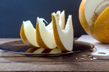 Cam plaka üzerinde olgun sulu kavun