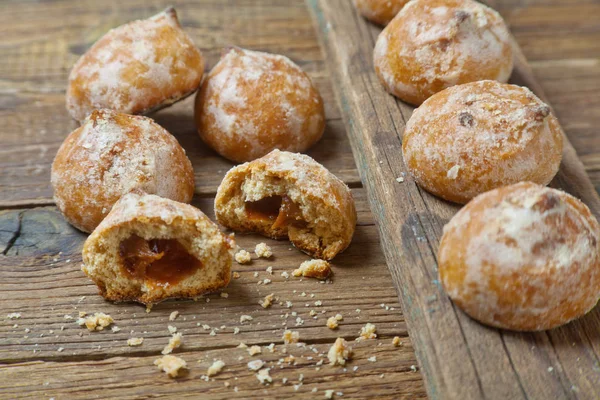 Ahşap bir masada tatlı zencefilli çörek, yakın çekim