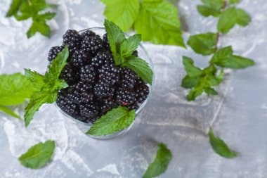 Gri arka plan üst görünümünde olgun böğürtlen