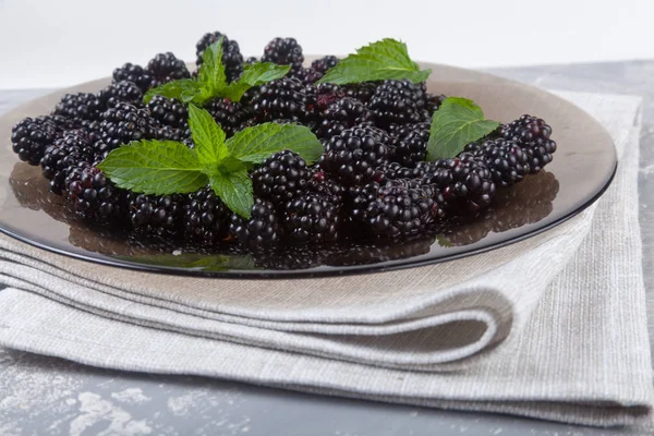 Ripe blackberry in a glass plate — Stock Photo, Image