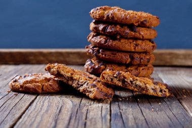 Tahta bir masada çikolata ile yulaf ezmesi çerezleri.