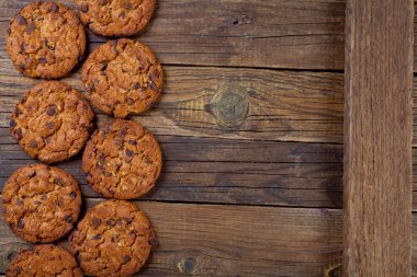  boş alan ile ahşap bir arka plan üzerinde çikolata ile çerezleri