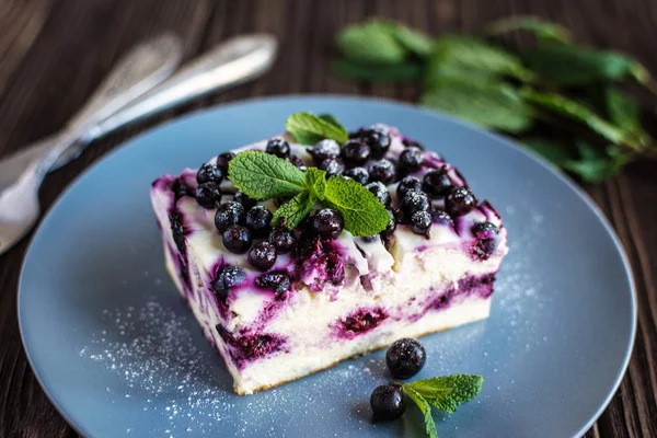 Bir plaka üzerinde meyveleri ile lezzetli ev yapımı peynir güveç