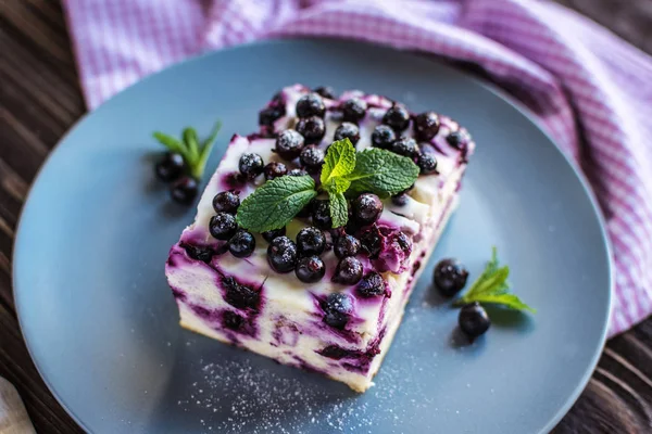 Bir plaka üzerinde meyveleri ile lezzetli ev yapımı peynir güveç