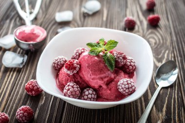 Ev yapımı lezzetli taze çilek ahşap arka plan üzerinde yapılan dondurma