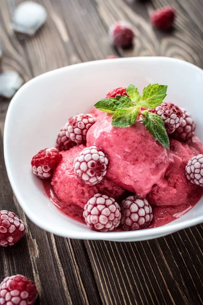 Ev yapımı lezzetli taze çilek ahşap arka plan üzerinde yapılan dondurma