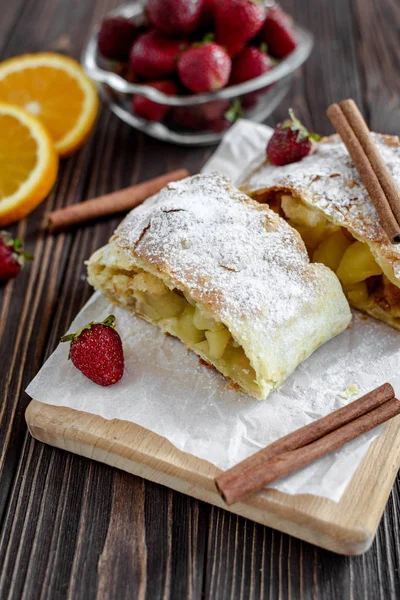 Pyszne Domowe Strudel Jabłkami Podłoże Drewniane — Zdjęcie stockowe