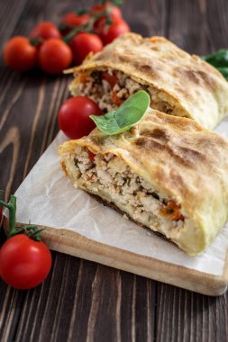 Ahşap arka plan üzerinde etli lezzetli ev yapımı strudel