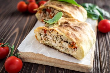 Ahşap arka plan üzerinde etli lezzetli ev yapımı strudel