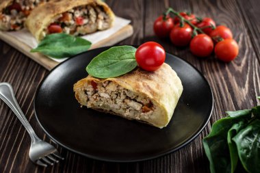 Ahşap arka plan üzerinde etli lezzetli ev yapımı strudel