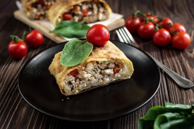 Ahşap arka plan üzerinde etli lezzetli ev yapımı strudel