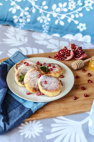 Yatakta kahvaltı. Lezzetli ev yapımı lor börek