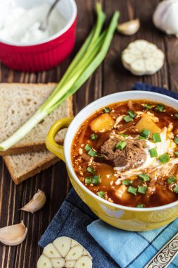 Etli lezzetli geleneksel Ukrayna borsch. Plaka rustik arka plan üzerinde kırmızı pancar çorbası. Geleneksel Ukrayna yemek mutfağı
