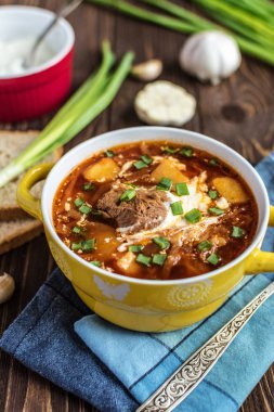Etli lezzetli geleneksel Ukrayna borsch. Plaka rustik arka plan üzerinde kırmızı pancar çorbası. Geleneksel Ukrayna yemek mutfağı