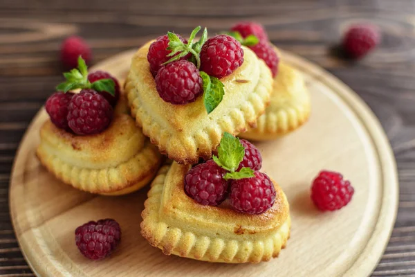 Deliciosos Muffins Caseiros Forma Coração Com Framboesas Hortelã Cupcakes Para — Fotografia de Stock