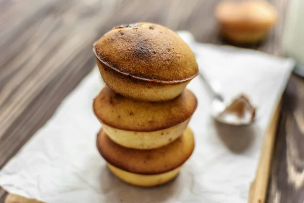 Deliciosos Cupcakes Caseiros Com Creme Marrom Leite Fundo Madeira — Fotografia de Stock
