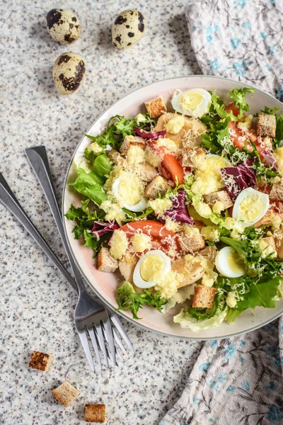 Frisse Caesar Salade Met Kipfilet Sla Tomaten Heerlijke Zelfgemaakte Lente — Stockfoto