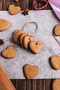 Ev yapımı kurabiye-hearts vintage ahşap masa. Sevgililer günü