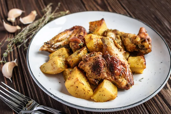 Buatan Sendiri Sayap Ayam Panggang Dengan Kentang Dan Bawang Putih — Stok Foto