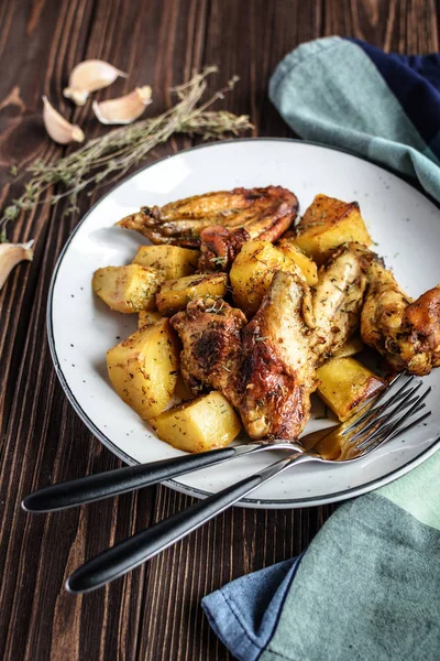 Alitas Pollo Horneadas Casa Con Patatas Ajo Sobre Fondo Rústico —  Fotos de Stock