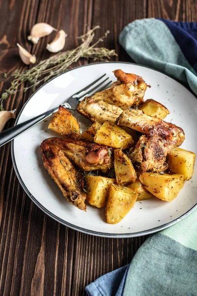 Buatan Sendiri Sayap Ayam Panggang Dengan Kentang Dan Bawang Putih — Stok Foto