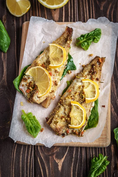 Fillet Pollock Panggang Buatan Sendiri Dengan Lemon Dan Bayam Latar — Stok Foto