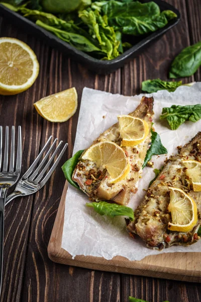 Fillet Pollock Panggang Buatan Sendiri Dengan Lemon Dan Bayam Latar — Stok Foto