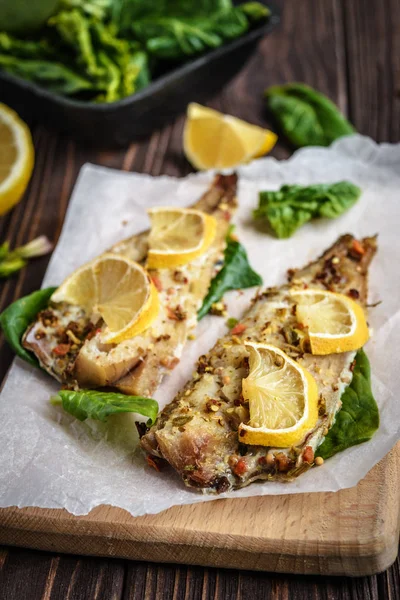 Fillet Pollock Panggang Buatan Sendiri Dengan Lemon Dan Bayam Latar — Stok Foto