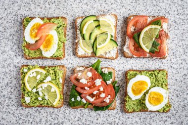 Ev yapımı sağlıklı avokado ve yumurta tost. Tost, avokado, yumurta, domates, ıspanak, beyaz peynir, limon. Organik sağlıklı gıda. Sağlıklı beslenme temiz