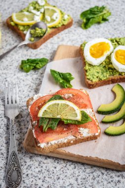 Ev yapımı sağlıklı avokado ve yumurta tost. Tost, avokado, yumurta, domates, ıspanak, beyaz peynir, limon. Organik sağlıklı gıda. Sağlıklı beslenme temiz