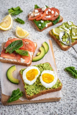 Ev yapımı sağlıklı avokado ve yumurta tost. Tost, avokado, yumurta, domates, ıspanak, beyaz peynir, limon. Organik sağlıklı gıda. Sağlıklı beslenme temiz