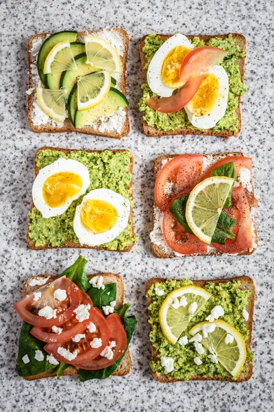 Ev yapımı sağlıklı avokado ve yumurta tost. Tost, avokado, yumurta, domates, ıspanak, beyaz peynir, limon. Organik sağlıklı gıda. Sağlıklı beslenme temiz