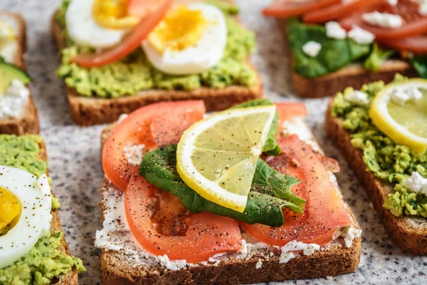 Ev yapımı sağlıklı avokado ve yumurta tost. Tost, avokado, yumurta, domates, ıspanak, beyaz peynir, limon. Organik sağlıklı gıda. Sağlıklı beslenme temiz