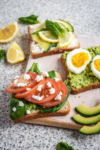 Ev yapımı sağlıklı avokado ve yumurta tost. Tost, avokado, yumurta, domates, ıspanak, beyaz peynir, limon. Organik sağlıklı gıda. Sağlıklı beslenme temiz