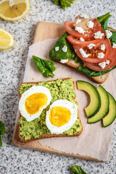 Ev yapımı sağlıklı avokado ve yumurta tost. Tost, avokado, yumurta, domates, ıspanak, beyaz peynir, limon. Organik sağlıklı gıda. Sağlıklı beslenme temiz