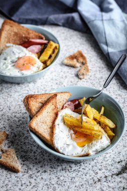 Masada patates kızartması, kızarmış yumurta, sosis ve tost ile lezzetli kahvaltı