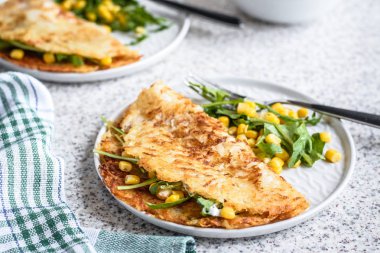 Mısır ve roket salatası ile patates Rosti gri bir arka planda servis