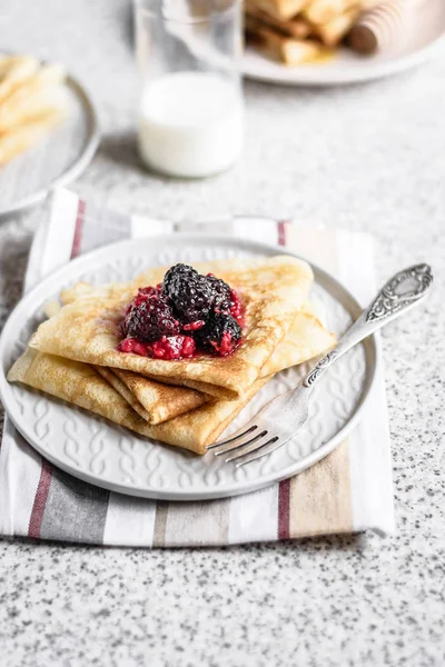 Panqueques Con Bayas Miel Sobre Fondo Gris Semana Tortitas Delicioso — Foto de Stock