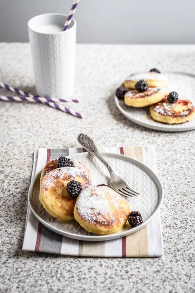 Deliciosos Buñuelos Caseros Cuajada Con Bayas Una Taza Leche Sobre — Foto de Stock